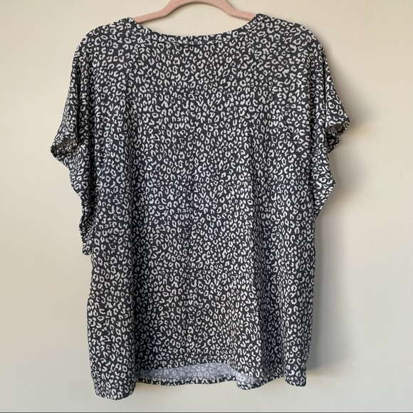 Andree by Unit Blouse Gray & White Leopard Print Short Sleeve Scoop Neck Size 1X - Picture 5 of 5